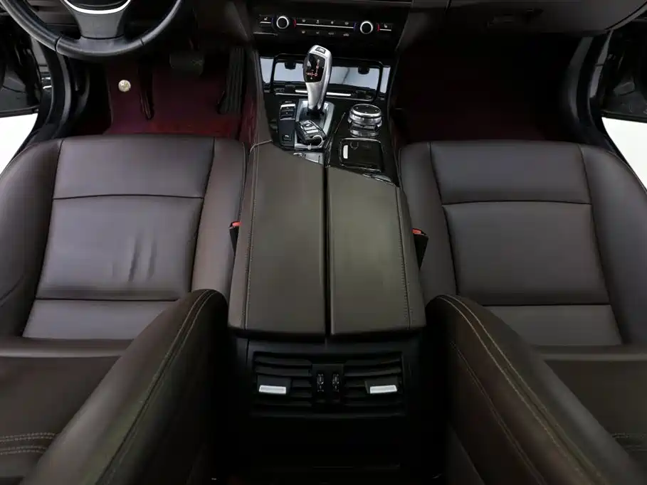 BMW 5 Series 2017 — фото 10
