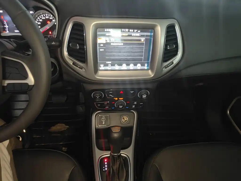 Jeep Compass 2017 — фото 13