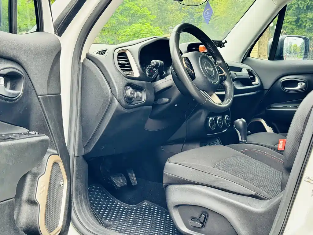 Jeep Renegade 2016 — фото 13