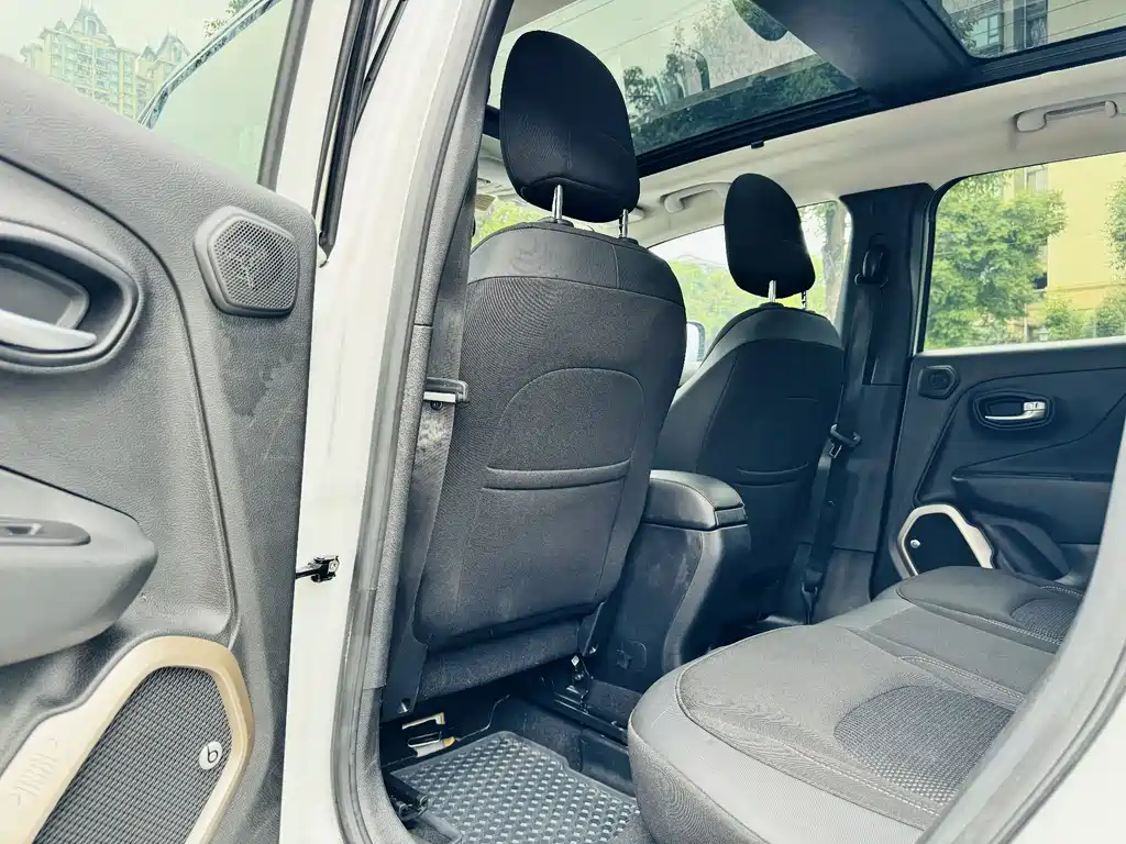 Jeep Renegade 2016 — фото 15