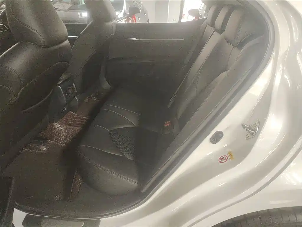 Toyota Camry 2018 — фото 17