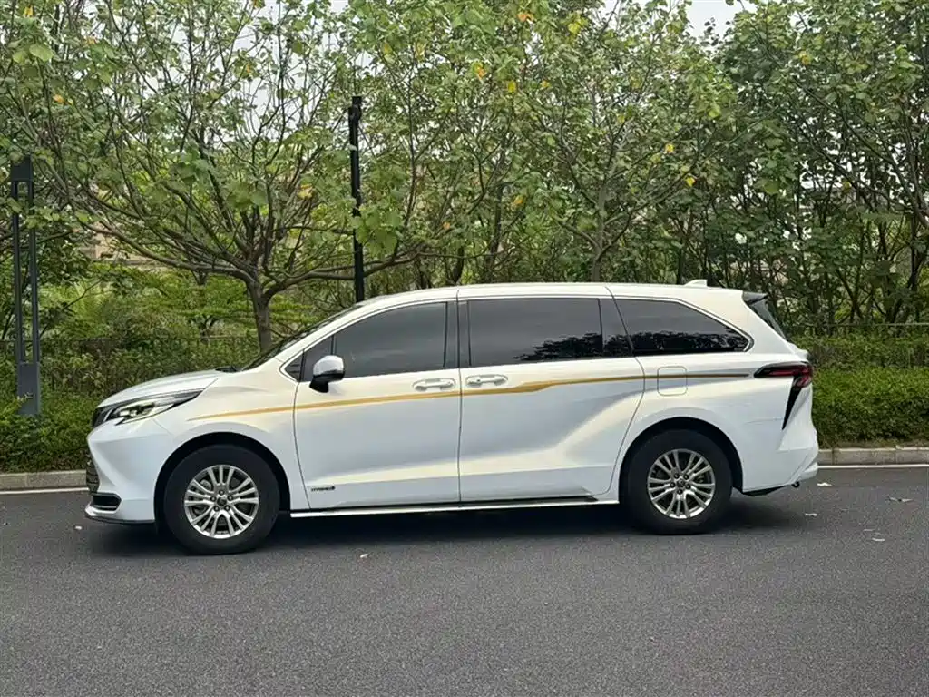 Toyota Sienna 2022 — фото 25