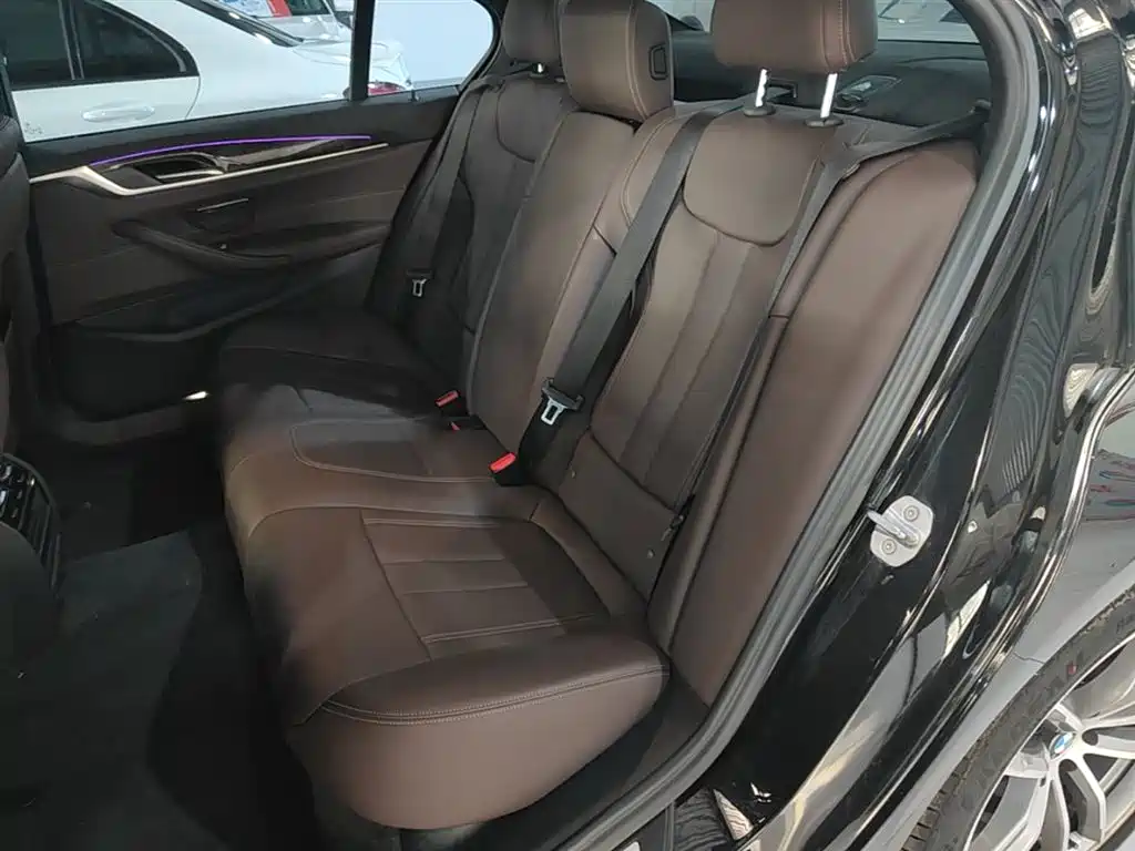 BMW 5 Series 2019 — фото 17