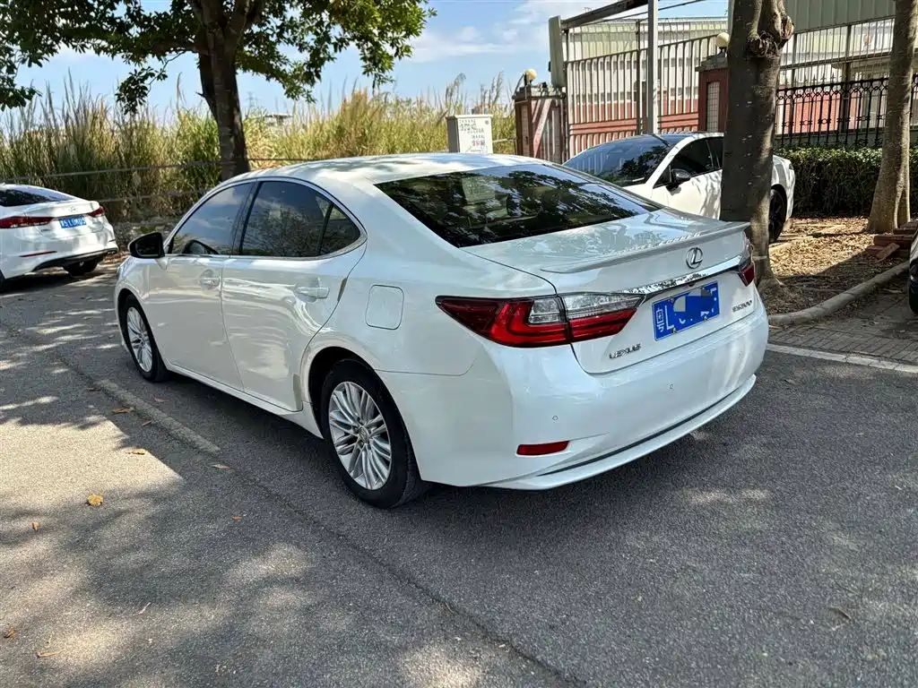 Lexus ES 2015 — фото 11