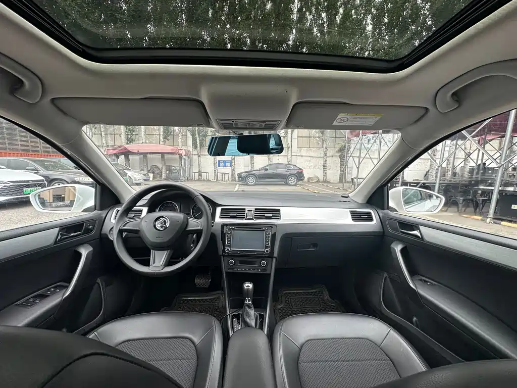 Skoda Rapid Spaceback 2015 — фото 17