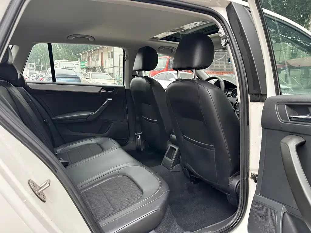 Skoda Rapid Spaceback 2015 — фото 15