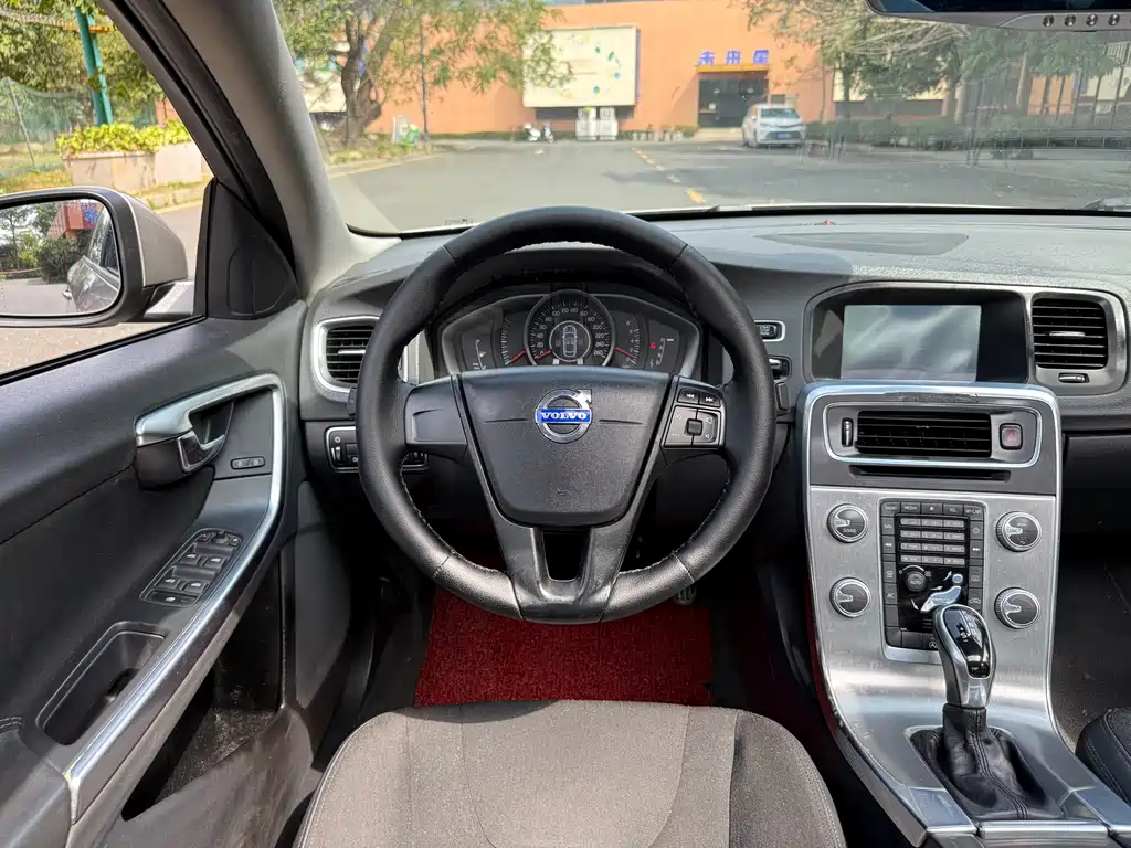Volvo S60 2015 — фото 13