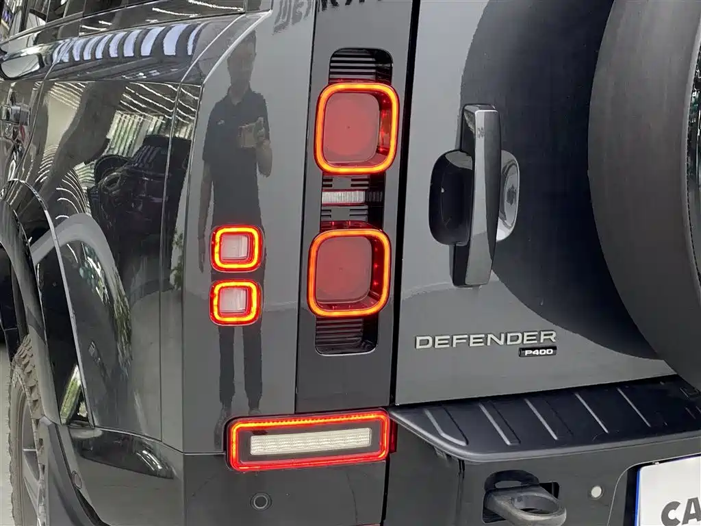 Land Rover Defender 2023 — фото 12