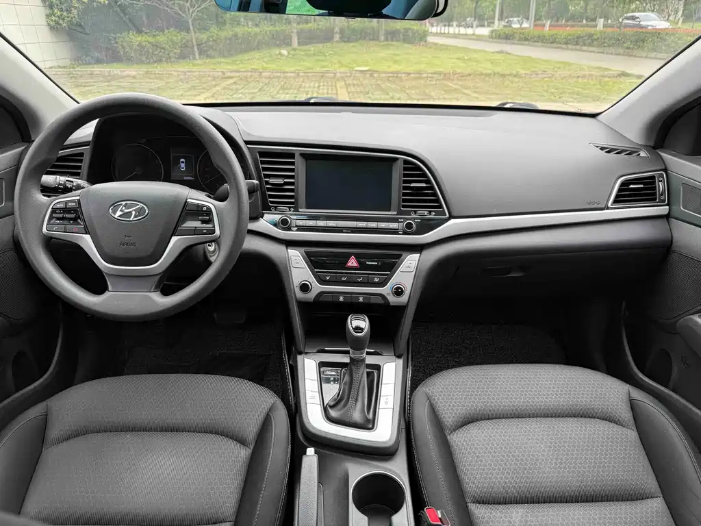 Hyundai Elantra 2019 — фото 10