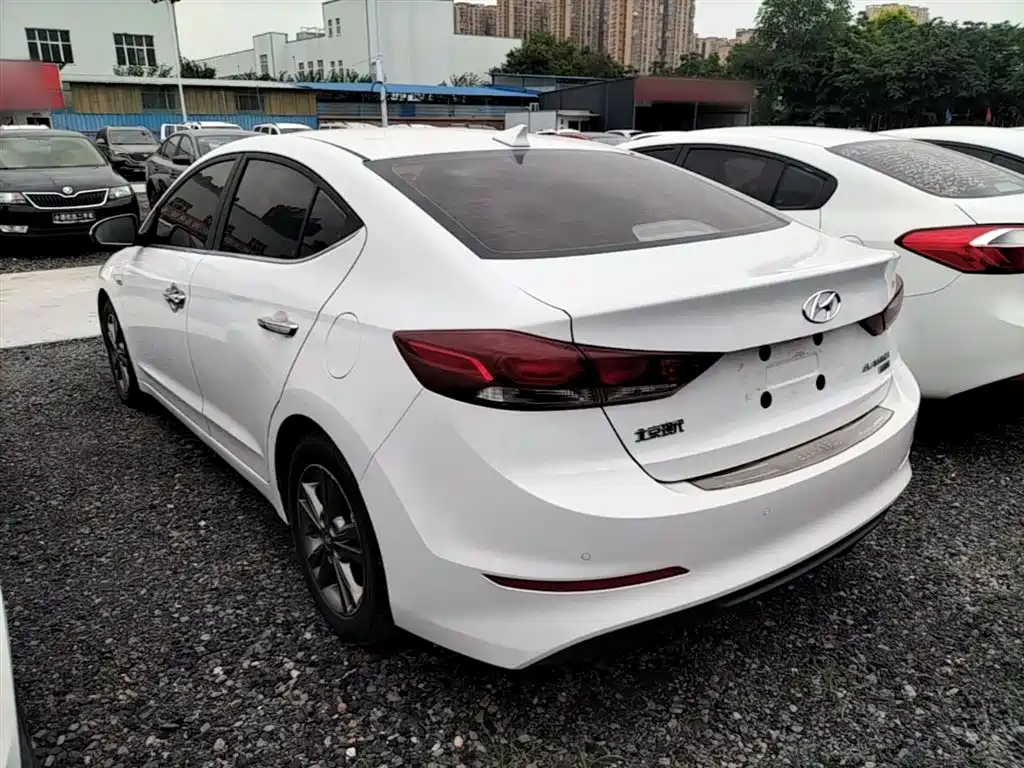 Hyundai Elantra 2017 — фото 5
