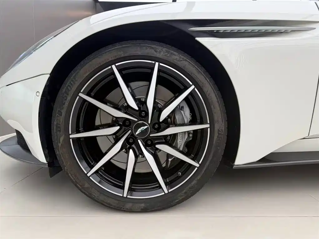 Aston Martin DB11 2019 — фото 13