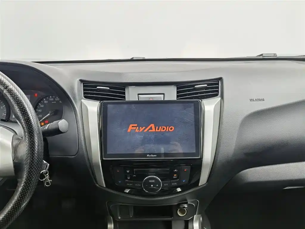 Nissan Navara 2018 — фото 12