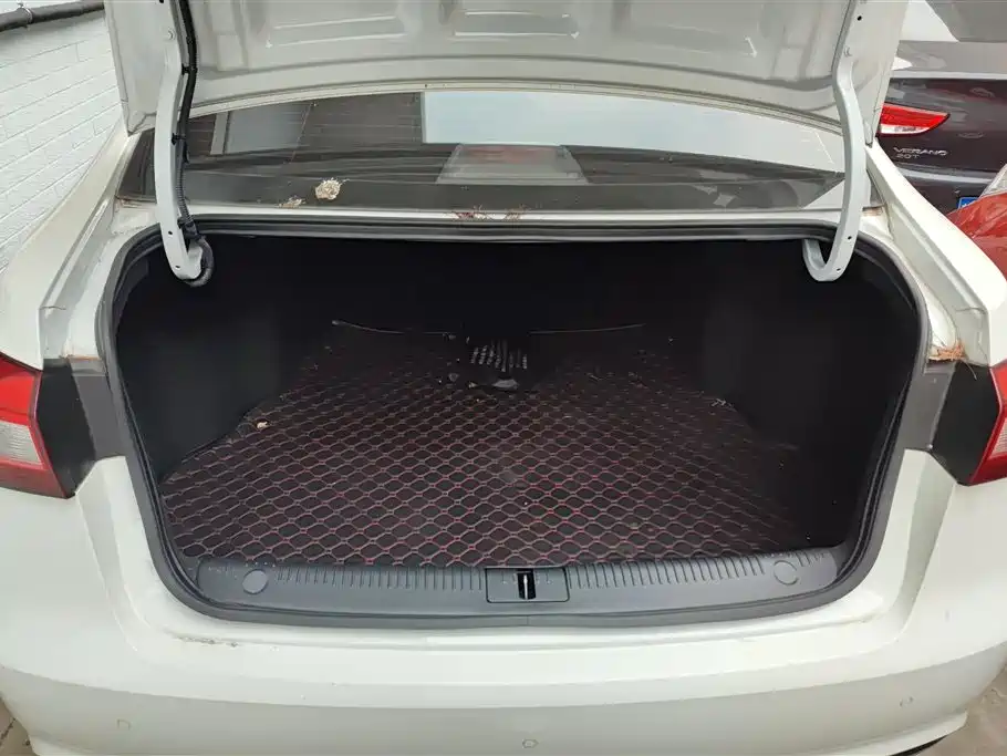Roewe 360 2017 — фото 4