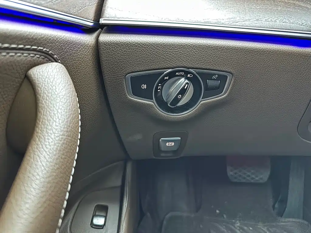 Mercedes-Benz E-Class 2022 — фото 11