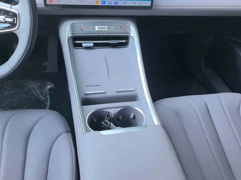 Roewe M7 DMH 2025 — фото 10