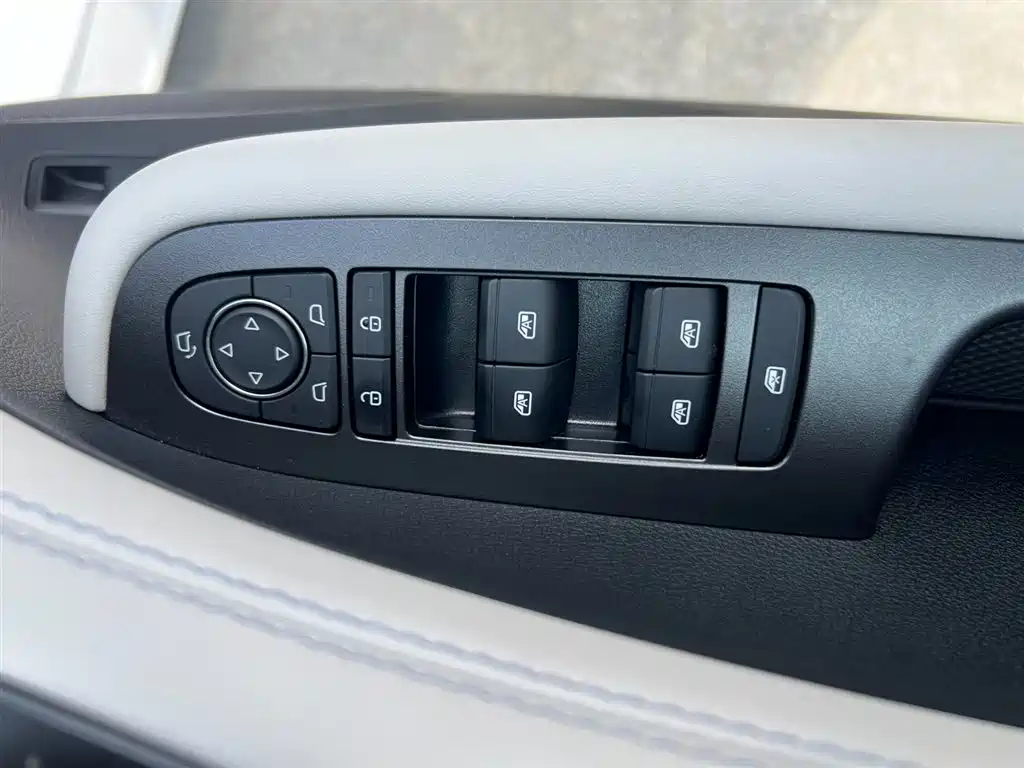 BYD Seal 05 DM-i 2025 — фото 10