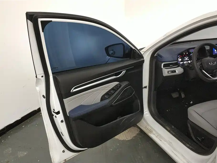 Geely Emgrand 2022
