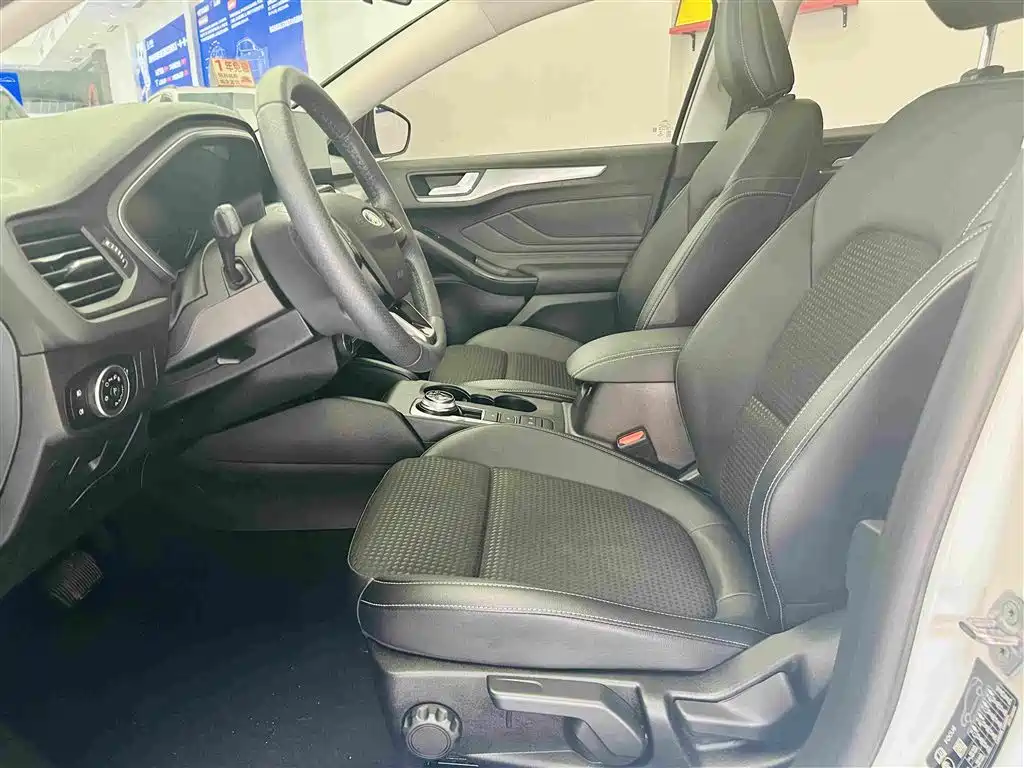 Ford Focus 2020 — фото 19