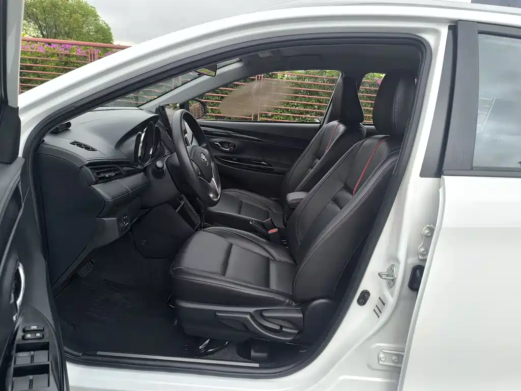 Toyota Yaris L 2022 — фото 10