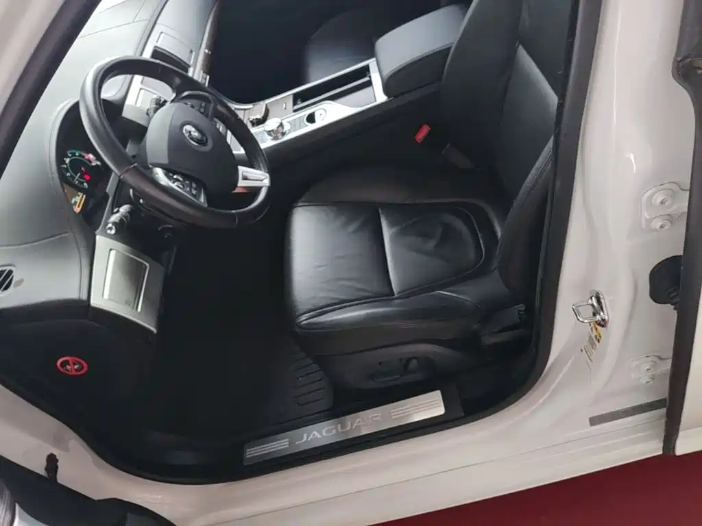 Jaguar XF 2016 — фото 15