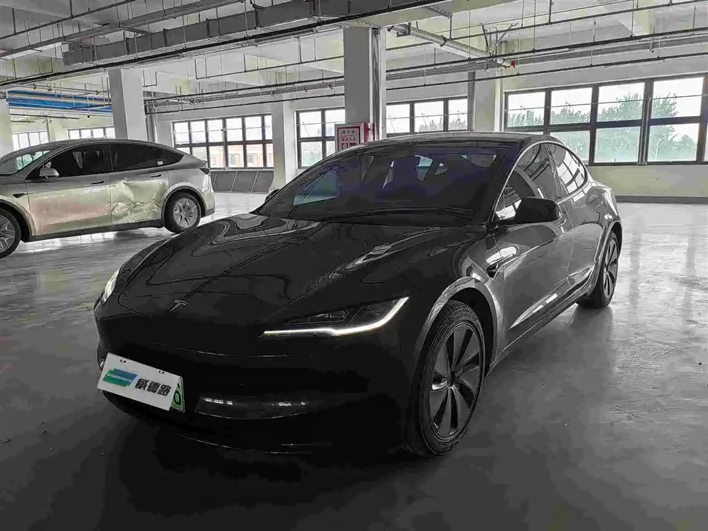 Tesla Model 3 2025 — фото 1