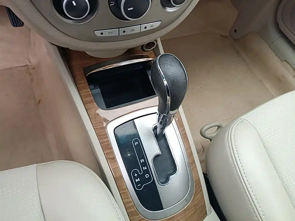 Buick Excelle 2015 — фото 10