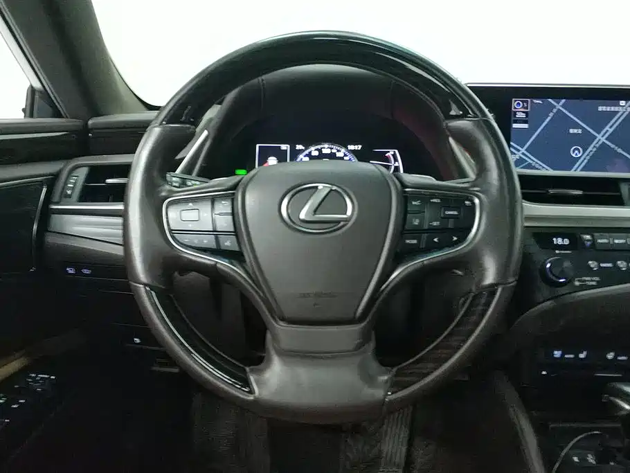 Lexus ES 2018 — фото 15