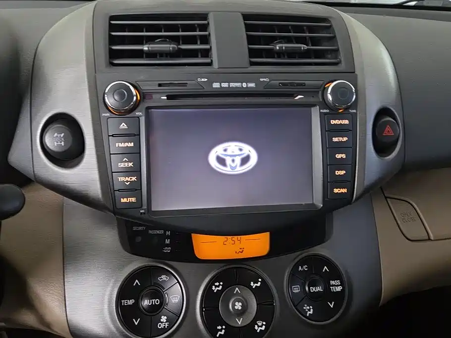 Toyota RAV4 2011 — фото 13