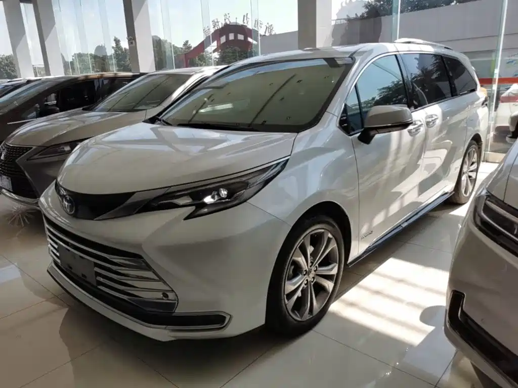 Toyota Sienna 2023 — фото 1
