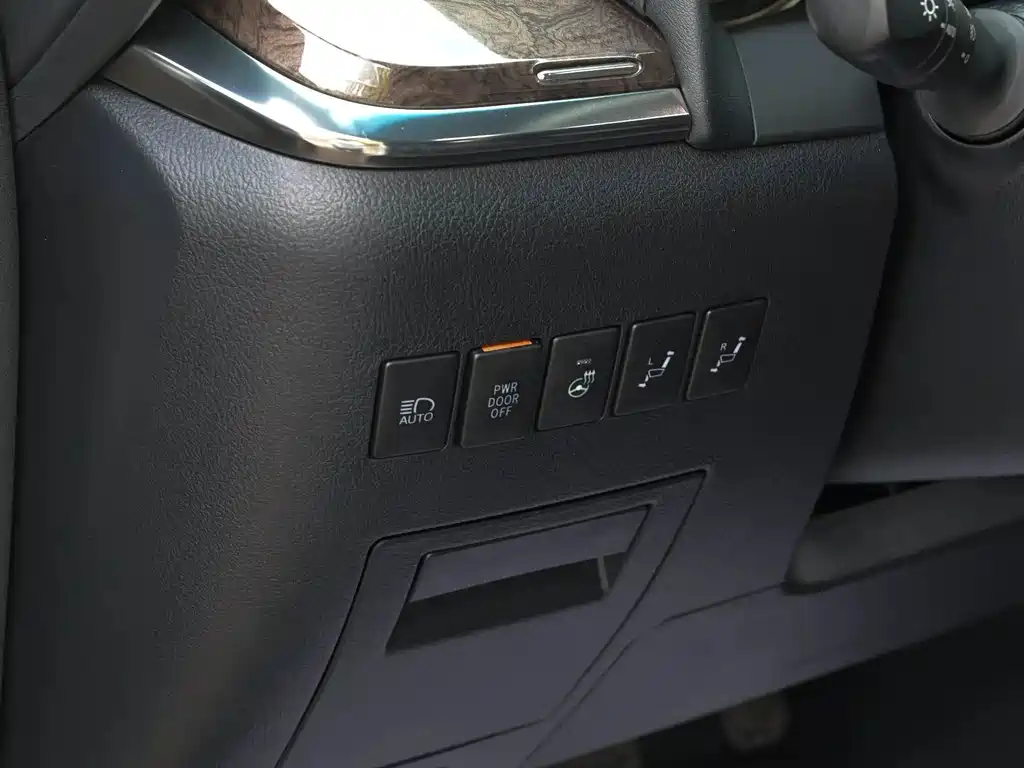 Toyota Vellfire 2023 — фото 16