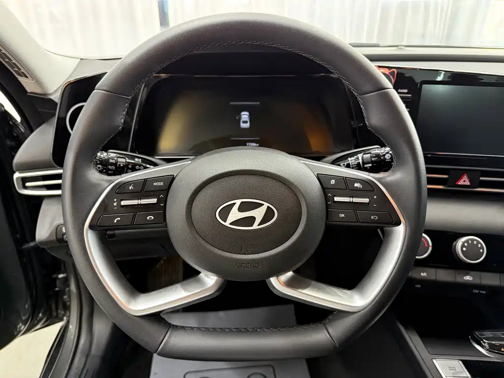 Hyundai Elantra 2023 — фото 14