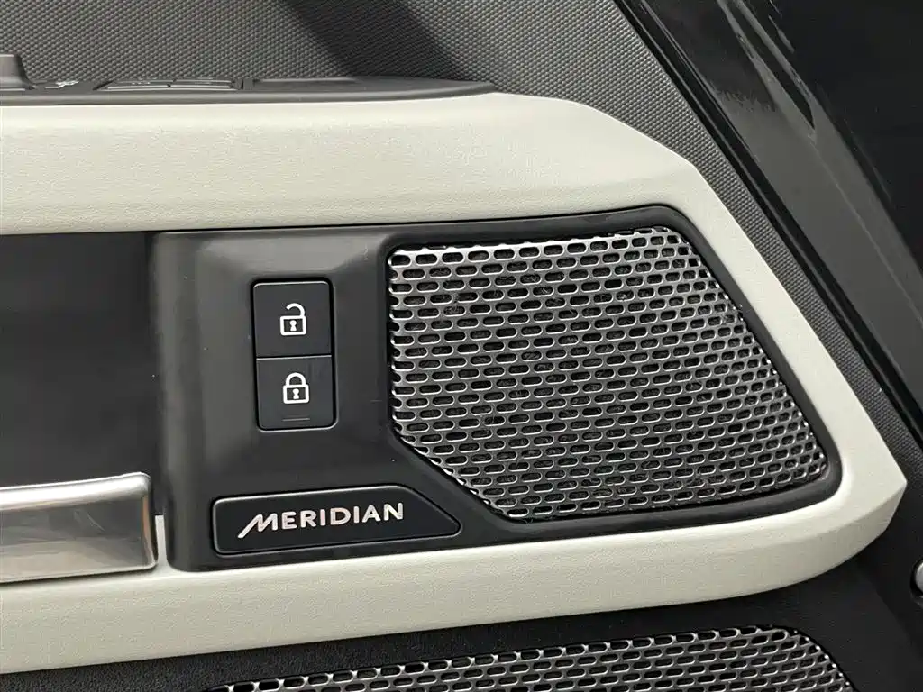 Land Rover Defender 2023 — фото 11