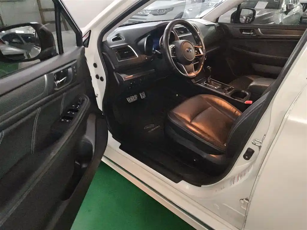 Subaru Legacy 2018 — фото 12