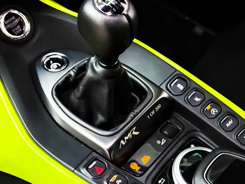 Aston Martin V8 Vantage 2021 — фото 11