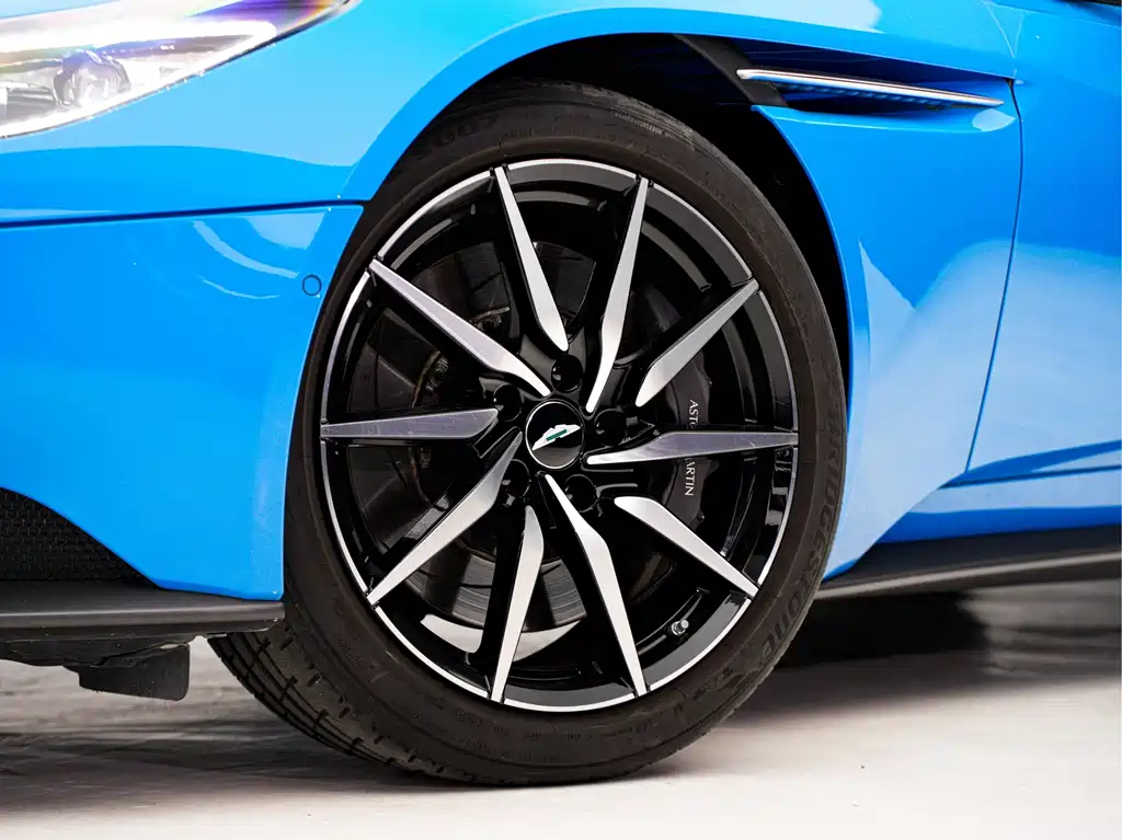 Aston Martin DB11 2023 — фото 8
