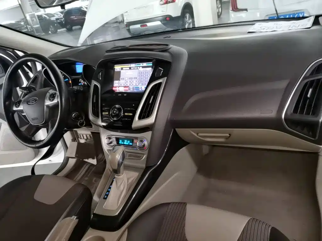 Ford Focus 2015 — фото 10