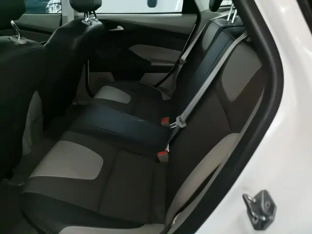 Ford Focus 2015 — фото 17