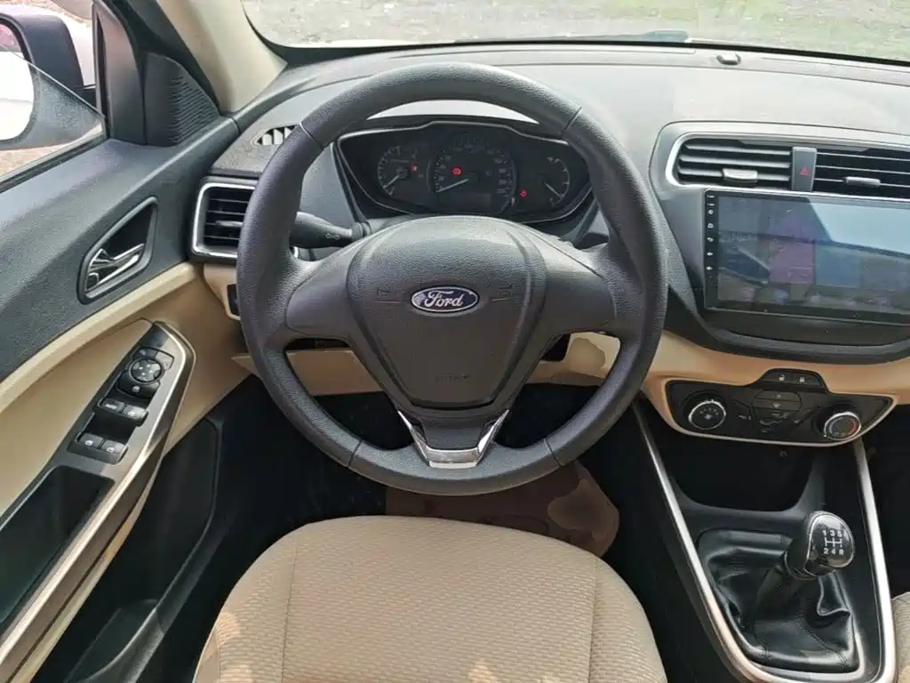 Ford Escort 2017 — фото 11
