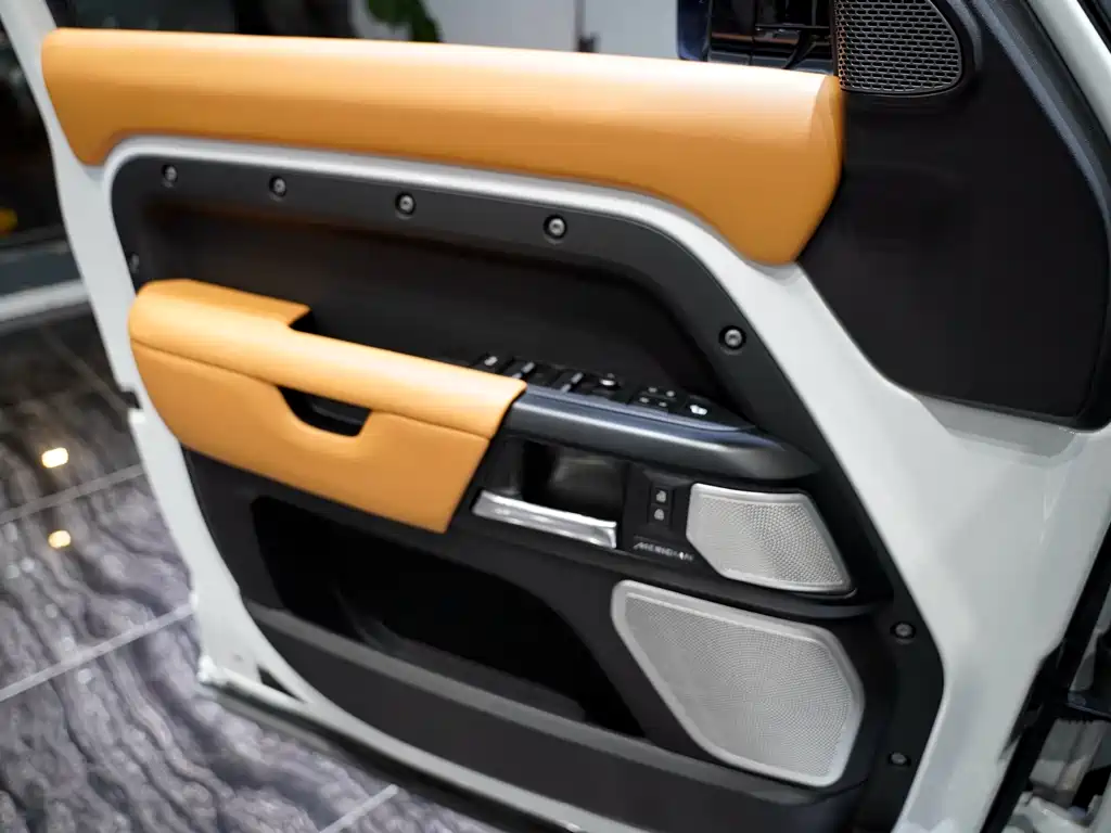 Land Rover Defender 2021 — фото 14