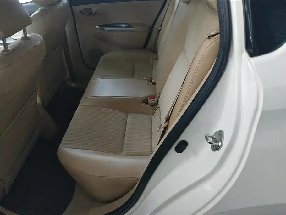 Toyota Yaris L 2014 — фото 11