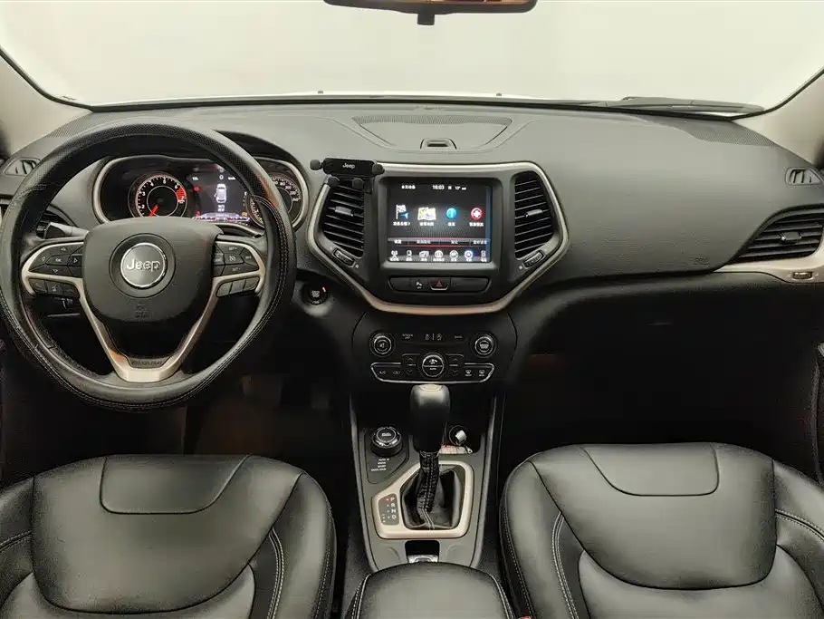 Jeep Cherokee 2018 — фото 12