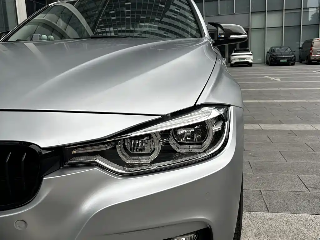 BMW 3 Series 2018 — фото 23
