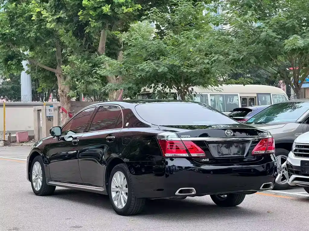 Toyota Crown 2014