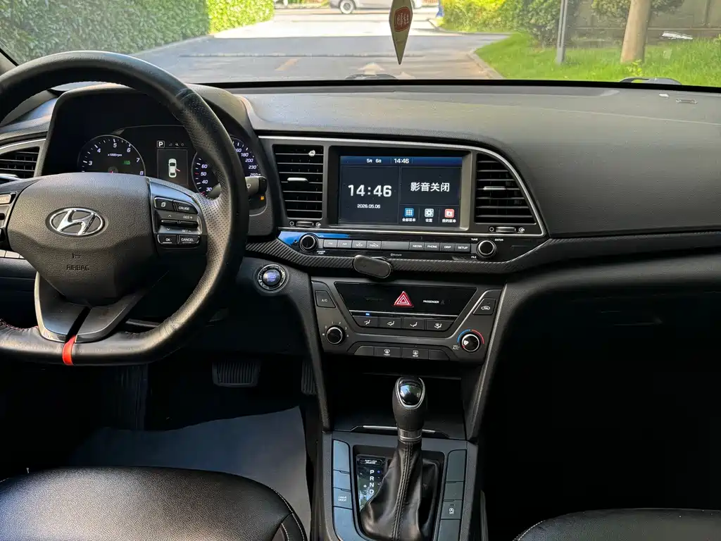 Hyundai Elantra 2018 — фото 12