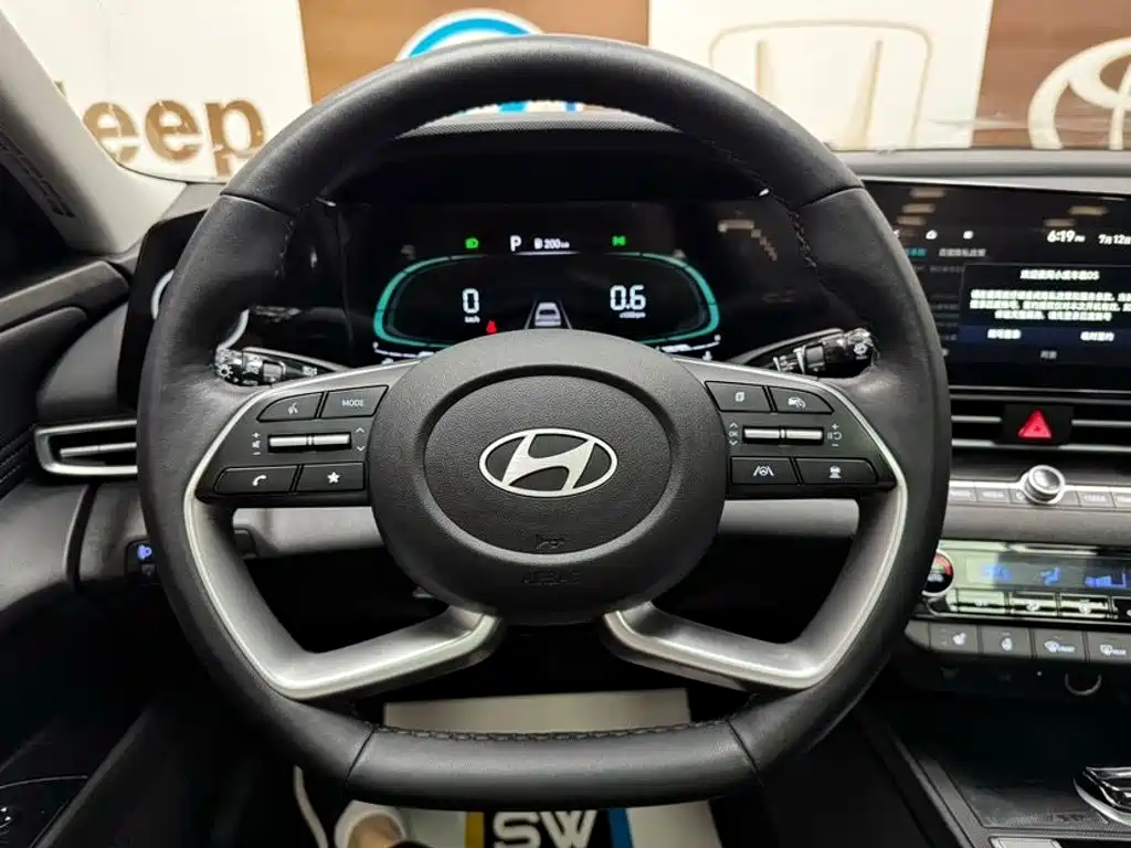 Hyundai Elantra 2023 — фото 11