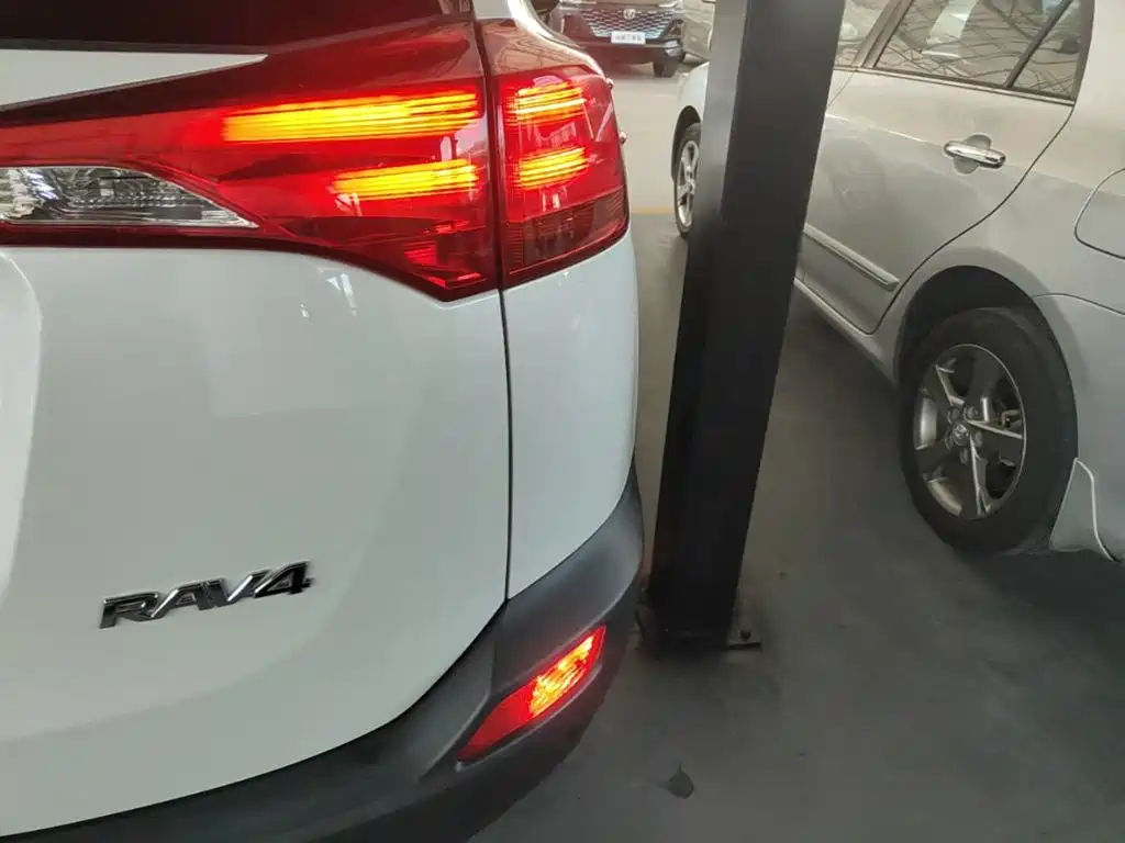 Toyota RAV4 2015 — фото 8
