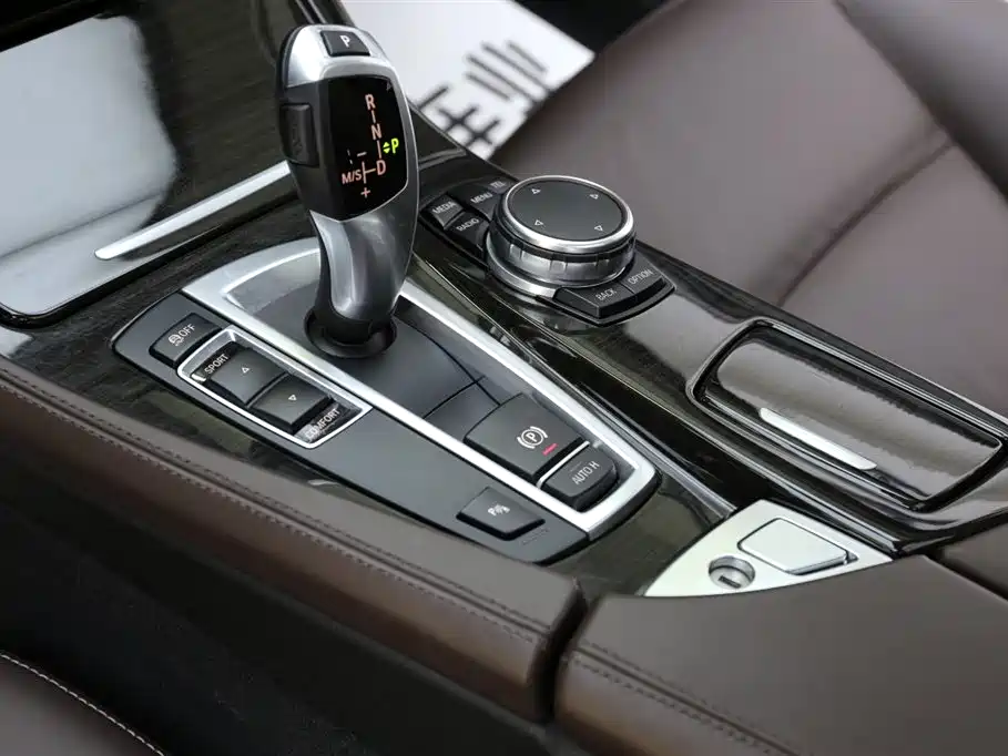 BMW 5 Series 2017 — фото 12