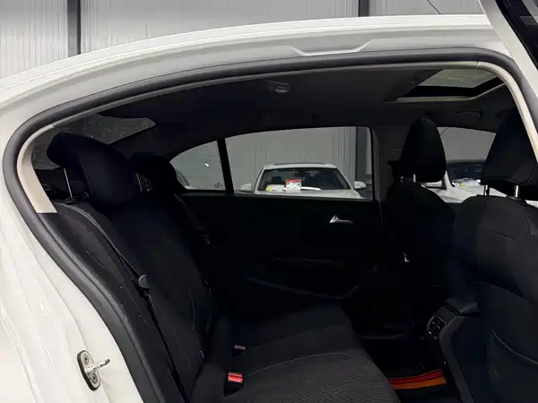 Peugeot 408 2016
