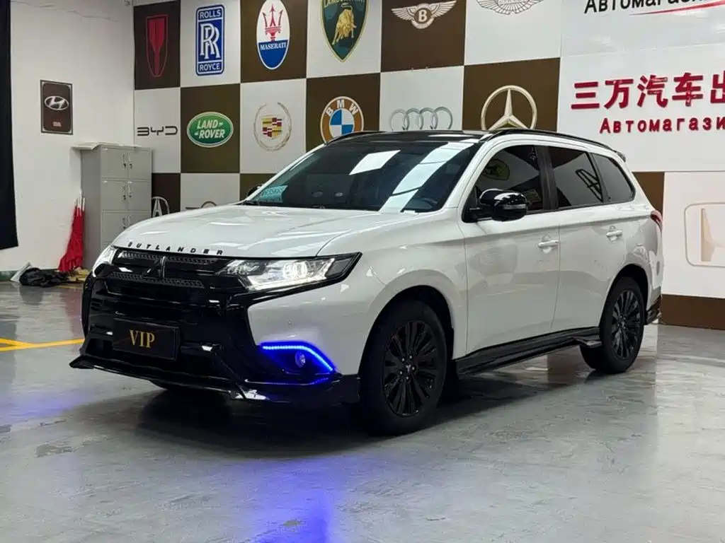 Mitsubishi Outlander 2022 — фото 1