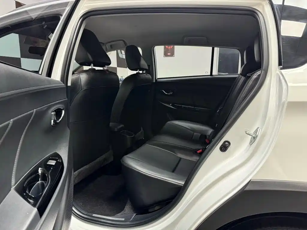 Toyota Yaris L 2022 — фото 8